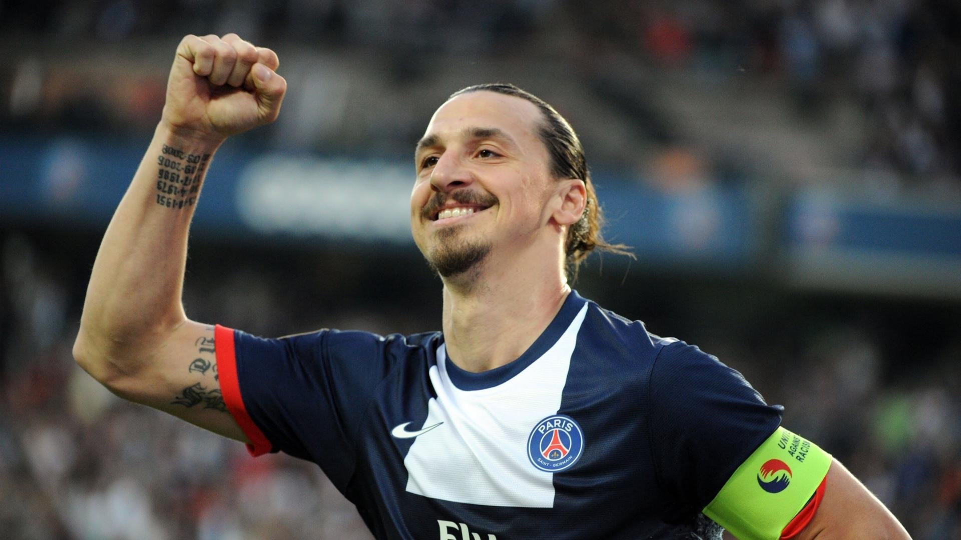 瞩目明星对决：梅西与C朗的焦点相遇，梅西配合